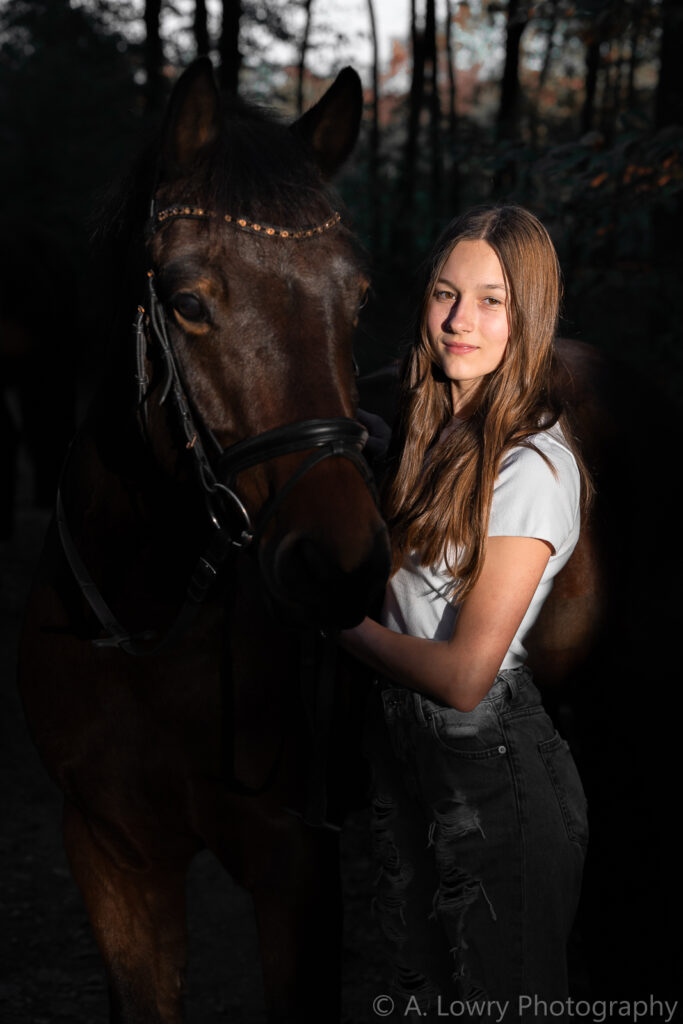 Künstlerisches Outdoor-Porträt eines Mädchens mit Pferd in Forchheim - natürliche Pferdefotografie