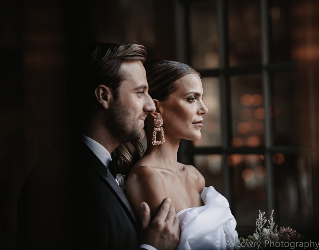 Brautpaar schaut sich tief in die Augen in Bamberg-