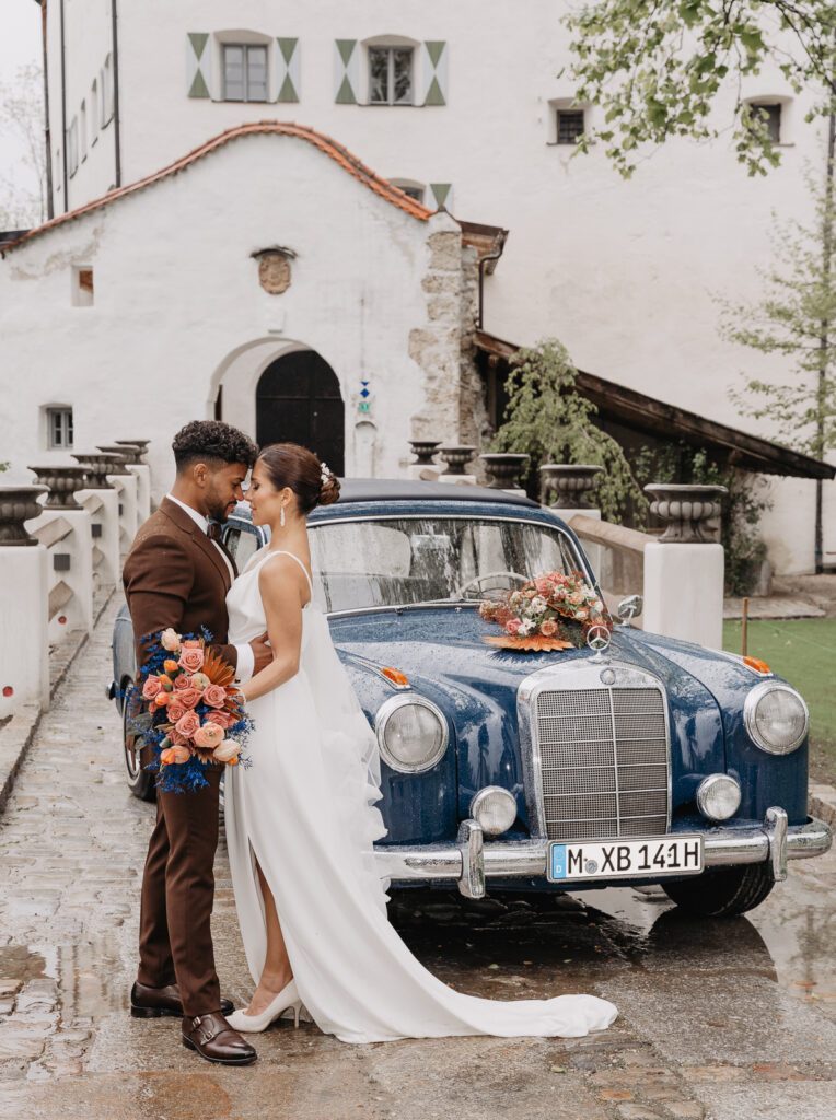 Braut und Bräutigam vor ihrem Brautauto in Nürnberg.