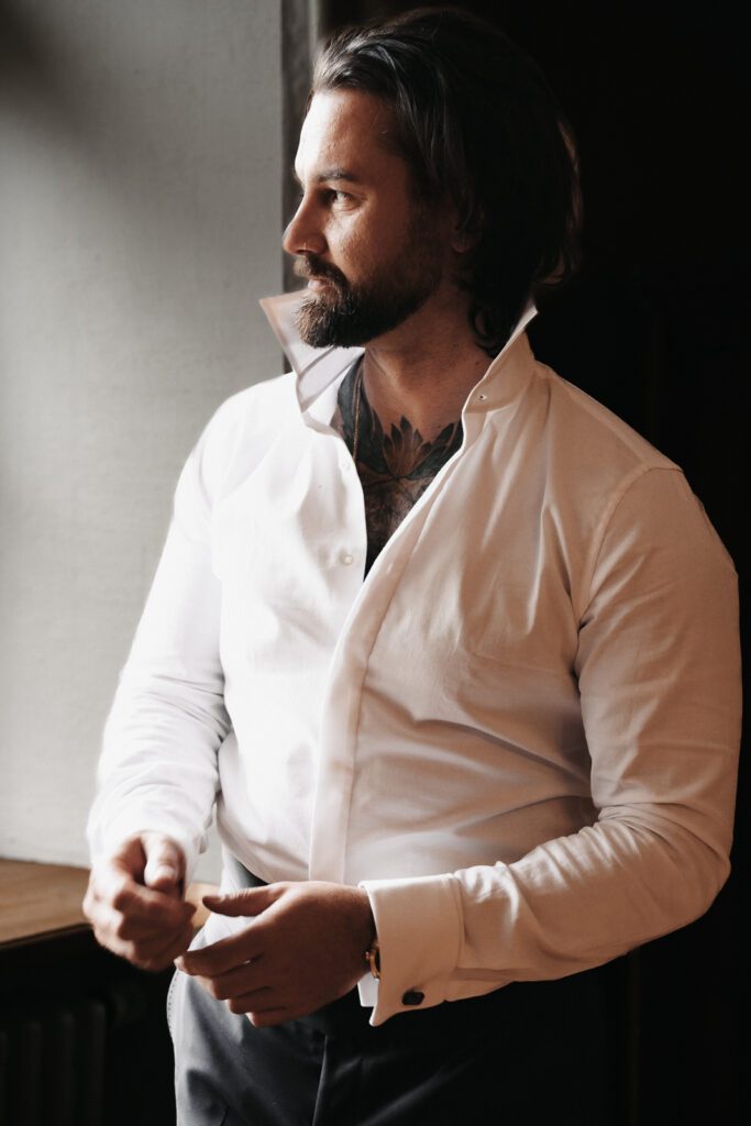 Bräutigam beim Getting Ready in Forchheim.