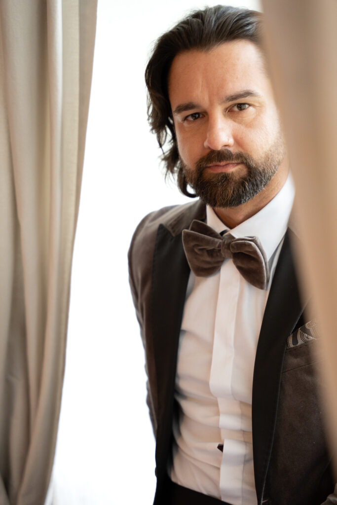 Bräutigam beim Getting Ready in Forchheim.