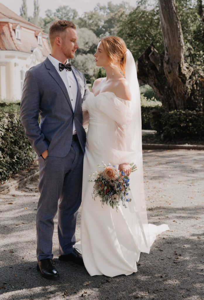 Braut und Bräutigam steht im Schlossgarten des Schloss Thurn in Heroldsbach.