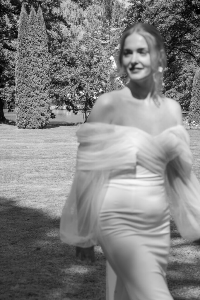 Braut läuft über eine Wiese im Schloss Thurn in Heroldsbach.