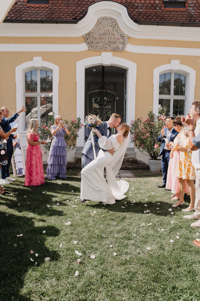 Brautpaar beim Dipkiss nach ihrer Trauung im Standesamt Schloss Thurn in Heroldsbach.