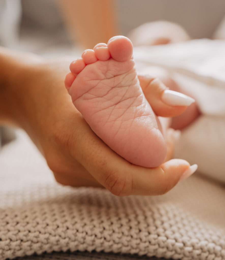 Der Fuß eines Neugeborenen Babys wird gehalten in Forchheim.