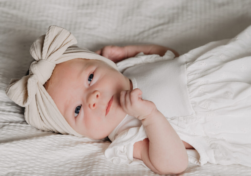 Neugeborenes Baby schaut in die Kamera in Forchheim.