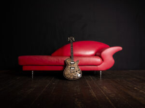 E-Gitarre vor einer roten Couch